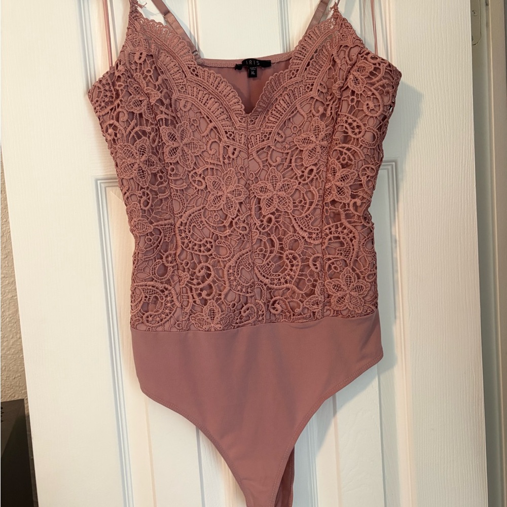 Iris Lace Bodysuit in Dusty Rose
